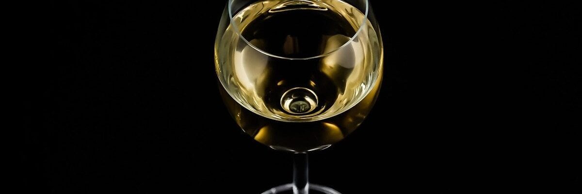 Белое вино в саду: 5 удивительных применений для вашего огорода