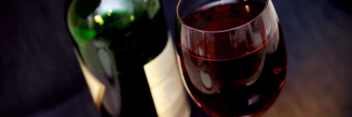 Традиции и выбор: Кагор на праздники и как найти лучшее церковное вино