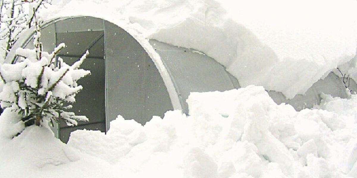 Как правильно очистить садовый участок от снега: советы дачникам