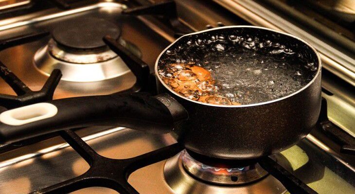 Лайфхаки для кухни: как предотвратить выкипание воды из кастрюли