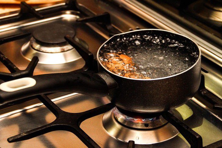 Лайфхаки для кухни: как предотвратить выкипание воды из кастрюли