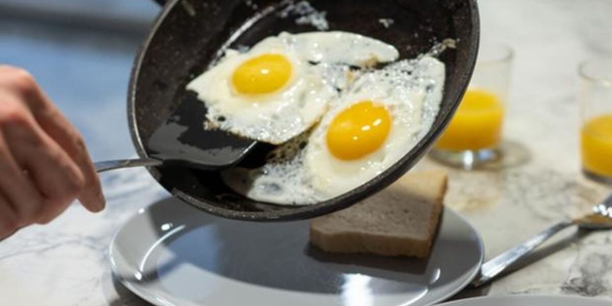 Выбор идеальной сковороды для жарки яичницы: советы экспертов и секреты кулинарии